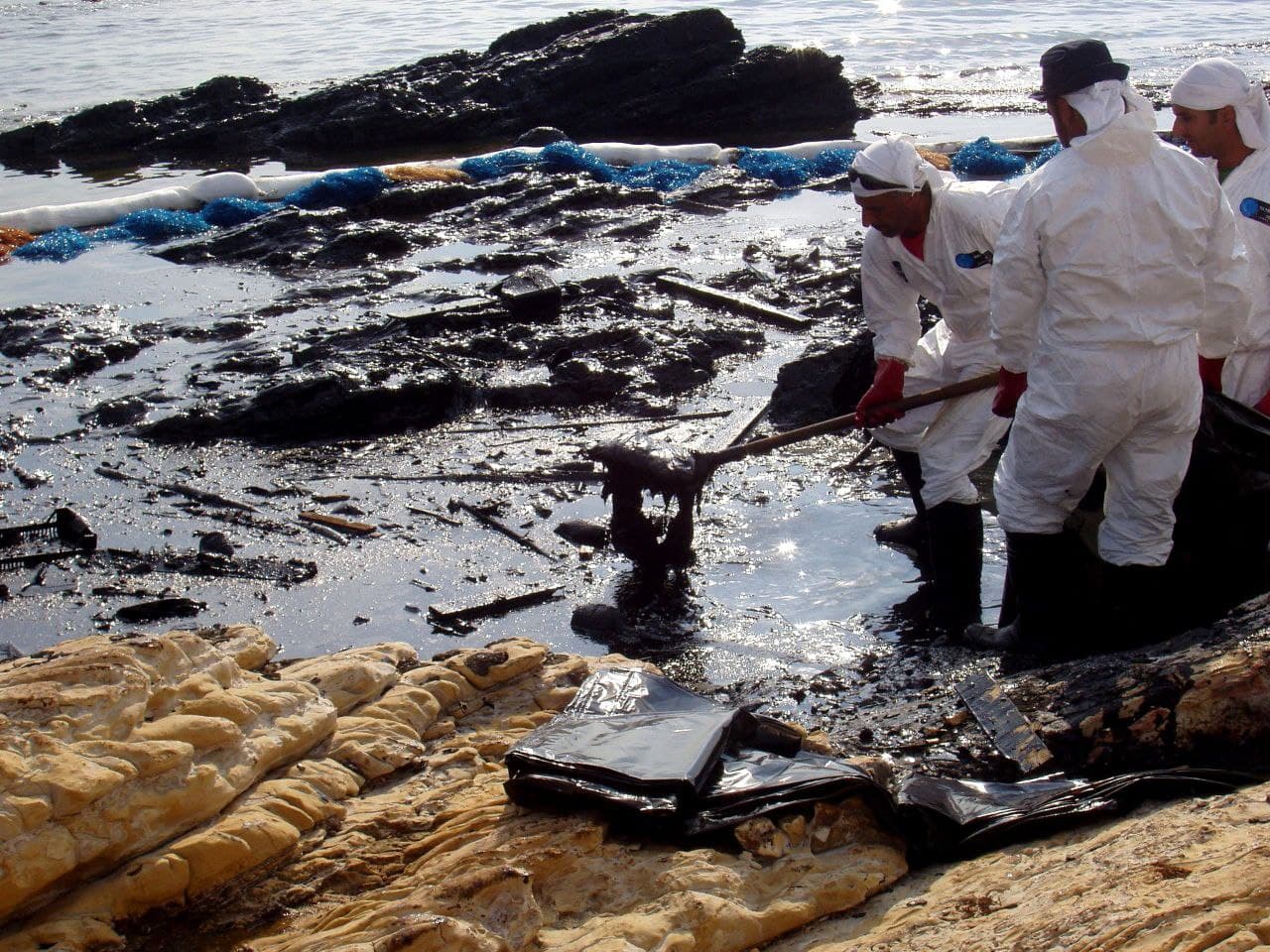 Marine oil pollution prevention equipment for oil spill response at sea